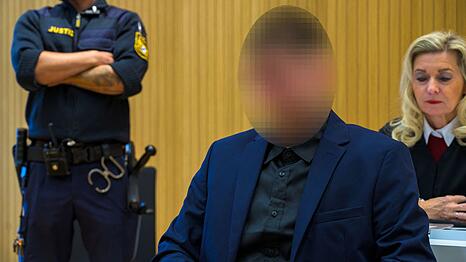 Der Angeklagte soll rund einen Kilometer weit mit dem Auto gefahren sein, obwohl sein Partner auf der Motorhaube lag.