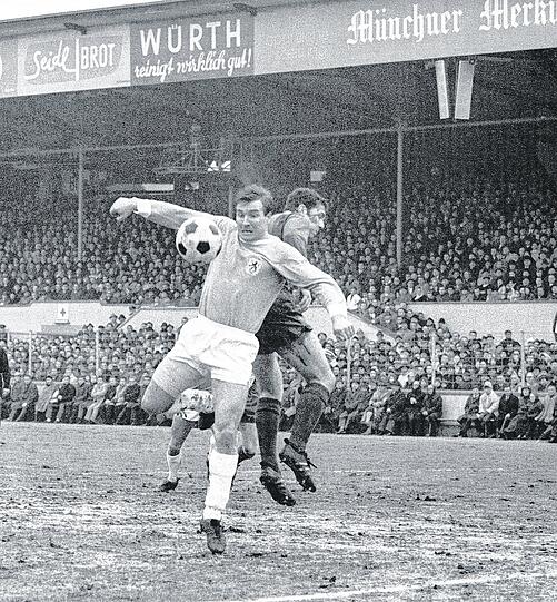 Der Lieblingsspieler des neuen 1860-Vize: Löwen-Legende Rudi Brunnenmeier (l.), der sich hier in der Saison 1966/67 gegen Bayerns Franz Beckenbauer durchsetzt. Foto: Imago