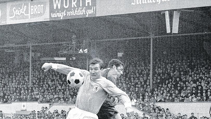 Der Lieblingsspieler des neuen 1860-Vize: Löwen-Legende Rudi Brunnenmeier (l.), der sich hier in der Saison 1966/67 gegen Bayerns Franz Beckenbauer durchsetzt. Foto: Imago Der Lieblingsspieler des neuen 1860-Vize: Löwen-Legende Rudi Brunnenmeier (l.), der sich hier in der Saison 1966/67 gegen Bayerns Franz Beckenbauer durchsetzt. Foto: Imago