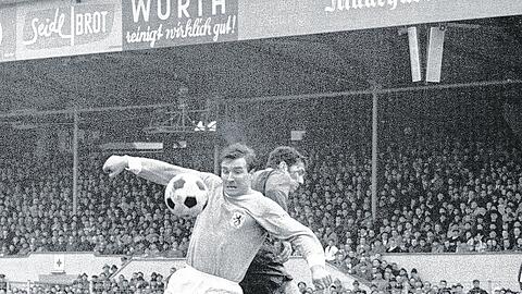 Der Lieblingsspieler des neuen 1860-Vize: Löwen-Legende Rudi Brunnenmeier (l.), der sich hier in der Saison 1966/67 gegen Bayerns Franz Beckenbauer durchsetzt. Foto: Imago
