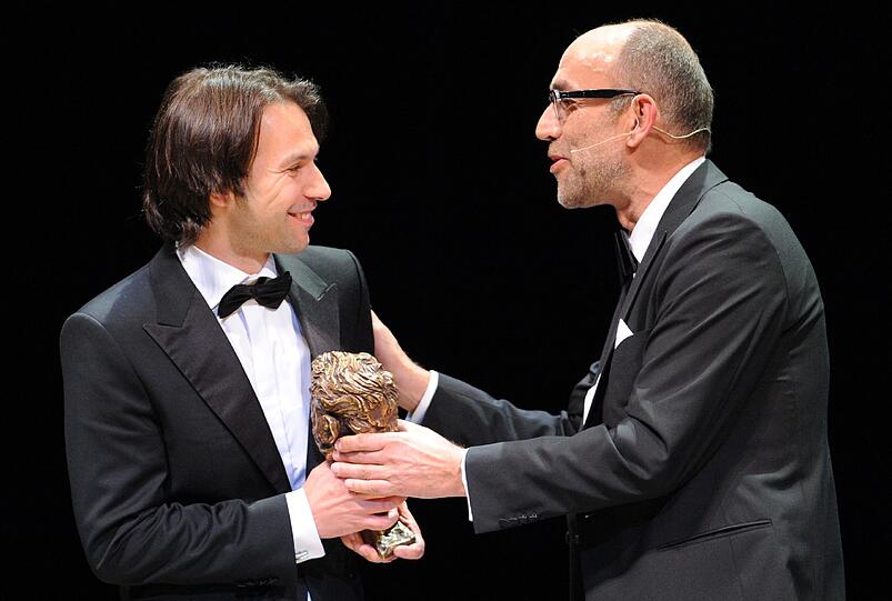 René Pfister (l) erhält vom Geo-Chefredakteur Peter-Matthias Gaede den Preis für die beste Reportage (Egon Erwin Kisch Preis) während der Verleihung des Henri-Nannen-Preises im Deutschen Schauspielhaus in Hamburg (Archivbild vom 06.05.2011). Die Jury des Henri-Nannen-Preises hat dem Spiegel-Redakteur René Pfister den Preis in der Königsklasse Reportage nach Informationen des «Hamburger Abendblatts» aberkannt.