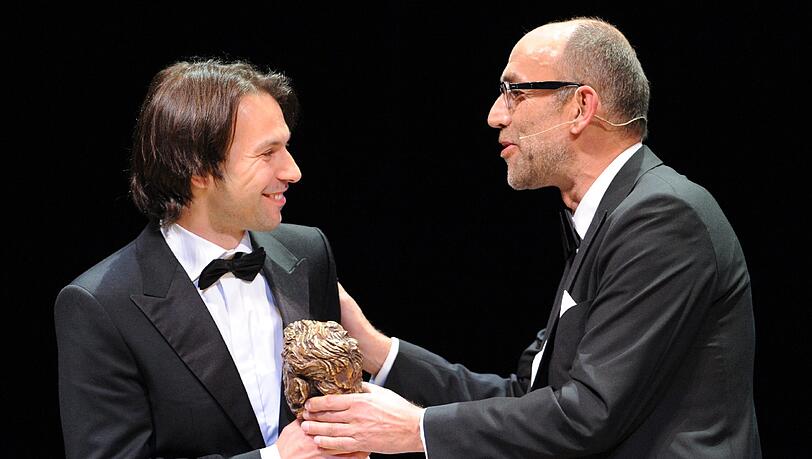 René Pfister (l) erhält vom Geo-Chefredakteur Peter-Matthias Gaede den Preis für die beste Reportage (Egon Erwin Kisch Preis) während der Verleihung des Henri-Nannen-Preises im Deutschen Schauspielhaus in Hamburg (Archivbild vom 06.05.2011). Die Jury des Henri-Nannen-Preises hat dem Spiegel-Redakteur René Pfister den Preis in der Königsklasse Reportage nach Informationen des «Hamburger Abendblatts» aberkannt. René Pfister (l) erhält vom Geo-Chefredakteur Peter-Matthias Gaede den Preis für die beste Reportage (Egon Erwin Kisch Preis) während der Verleihung des Henri-Nannen-Preises im Deutschen Schauspielhaus in Hamburg (Archivbild vom 06.05.2011). Die Jury des Henri-Nannen-Preises hat dem Spiegel-Redakteur René Pfister den Preis in der Königsklasse Reportage nach Informationen des «Hamburger Abendblatts» aberkannt.