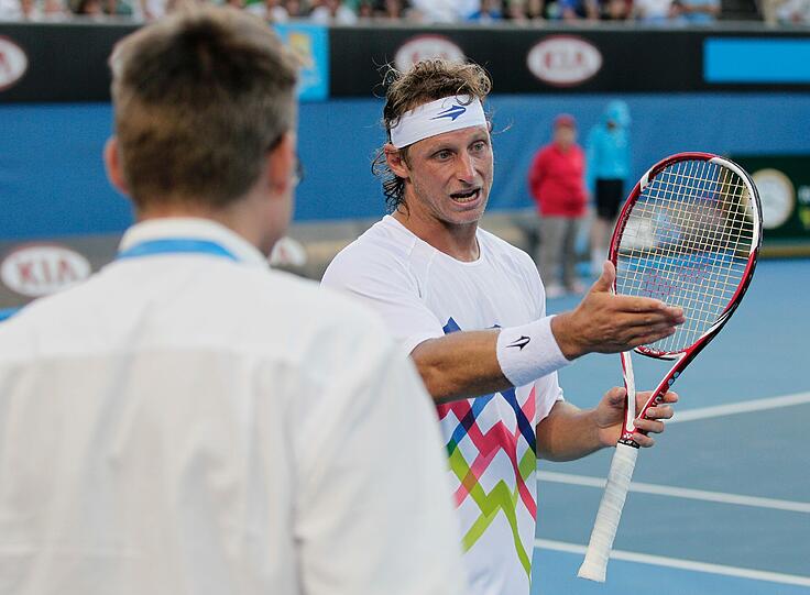Schläger-Schmeißen und wilde Diskussionen mit dem Schiedsrichter: Nach seiner knappen Niederlage gegen Marathon-Mann John Isner rastet David Nalbandian aus. Die Bilder!