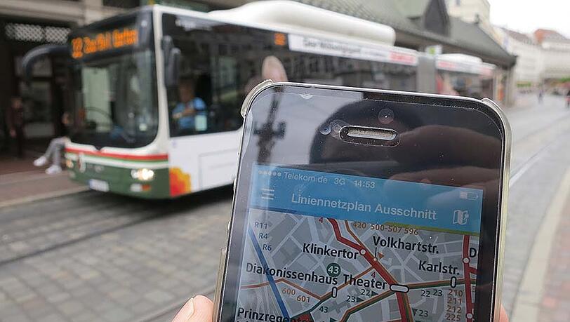 Noch ist der Service im Testbetrieb, doch schon ab Herbst soll es in den Bussen und Straßenbahnen Augsburgs kostenfreies WLAN geben.