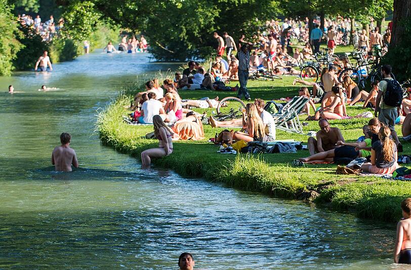 Im Sommer im Englischen Garten entspannen und sich im Schwabinger Bach erfrischen. Ab Oktober wird das Flussbett renaturiert - zunächst um die Veterinärbrücke herum.