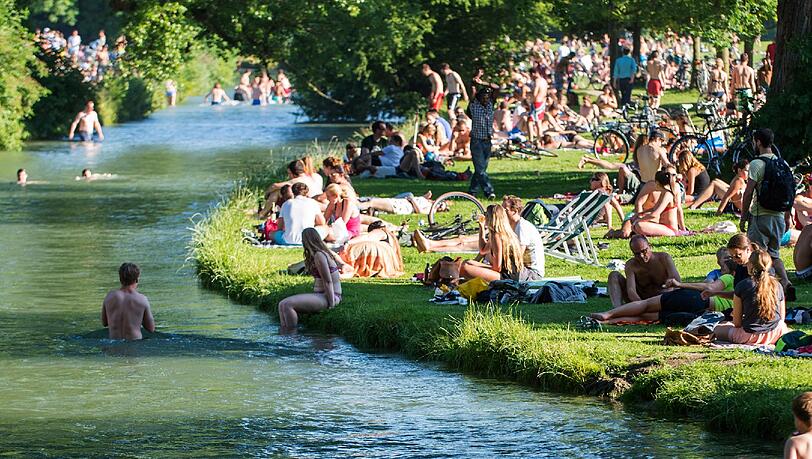 Im Sommer im Englischen Garten entspannen und sich im Schwabinger Bach erfrischen. Ab Oktober wird das Flussbett renaturiert - zunächst um die Veterinärbrücke herum. Im Sommer im Englischen Garten entspannen und sich im Schwabinger Bach erfrischen. Ab Oktober wird das Flussbett renaturiert - zunächst um die Veterinärbrücke herum.