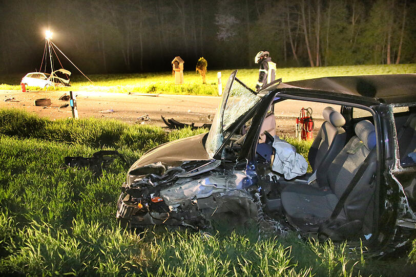 Eine Person stirbt bei der Kolision der beiden Fahrzeuge noch am Unfallort.