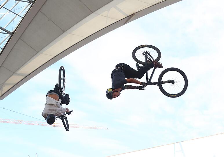 Models und Mountainbiker am Flughafen: Die Bilder vom "Schöne Münchnerin"-Wildcard-Event beim "Bike & Style"-Festival zum Durchklicken.