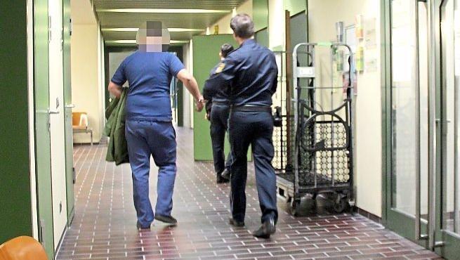 Der Angeklagte wird vorgeführt. Der Angeklagte wird vorgeführt.