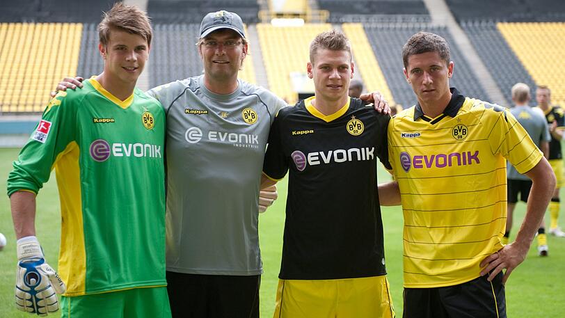 Juli 2010: BVB-Trainer Jürgen Klopp (Zweiter von links) mit den Neuzugängen Mitchell Langerak (von Melbourne Victory), Lukasz Piszczek (Hertha BSC) und Robert Lewandowski (Lech Posen - rechts).
