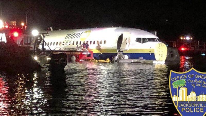 Dieses vom Jacksonville Sheriff's Office zur Verfügung gestellte Bild zeigt die Rettungskräfte neben dem havarierten Flugzeug im Wasser.