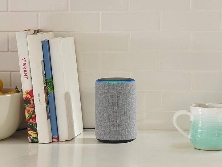 Nach den Erfolgen mit dem Echo Plus und anderen Smartspeakern will Amazon auch die TV-Fernbedienung durch Sprachbefehle ablösen.
