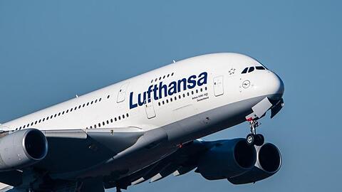 Ein Airbus A380 der Fluggesellschaft Lufthansa. Foto: Silas Stein/dpa/Symbolbild