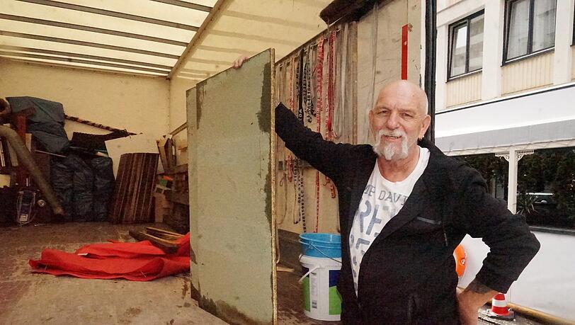 Speditionsmitarbeiter Max hilft Narges Amerchel beim Einladen der Restaurantmöbel. Speditionsmitarbeiter Max hilft Narges Amerchel beim Einladen der Restaurantmöbel.
