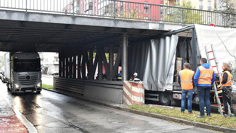 In der Werinherstraße blieben am Freitagmorgen gleich zwei Lkw in einer Unterführung stecken.