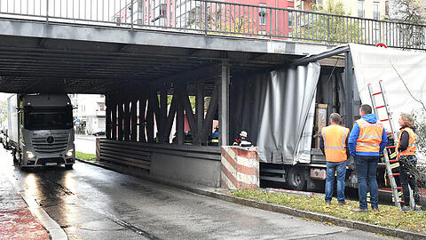 In der Werinherstraße blieben am Freitagmorgen gleich zwei Lkw in einer Unterführung stecken.