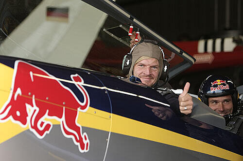 Tollkühne Piloten: AZ-Reporter Gordon Repinksi (re., hinter ihm Airrace-Pilot Hannes Arch) wagte den Selbstversuch.