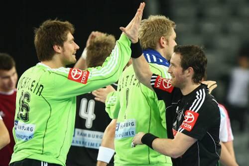Abklatschen zum Abschied: Torwart Carsten Lichtlein (l.)  und Torsten Jansen.