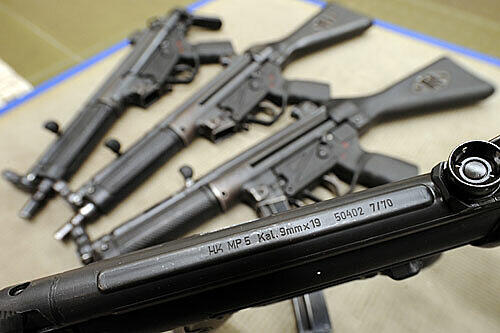 Maschinenpistolen des Typs MP5 des deutschen Waffenherstellers Heckler & Koch