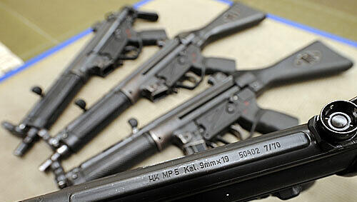 Maschinenpistolen des Typs MP5 des deutschen Waffenherstellers Heckler & Koch Maschinenpistolen des Typs MP5 des deutschen Waffenherstellers Heckler & Koch
