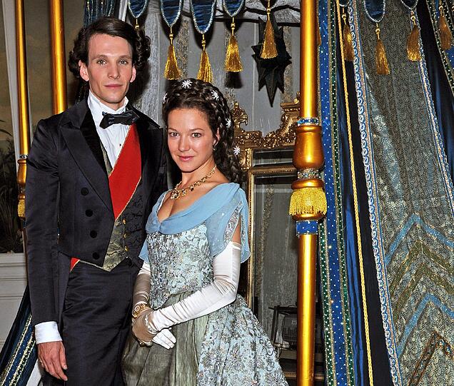 Die Schauspieler Sabin Tambrea als König Ludwig II. und Hannah Herzsprung als Kaiserin Elisabeth von Österreich (Sisi)