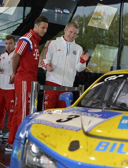 Die Bayern-Stars mit ihren neuen Dienstwagen.
