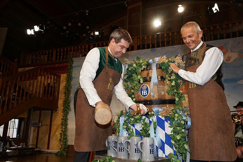 Minister Markus Söder und Hofbräu-Chef Michael Möller beim Maibock Anstich im Hofbräuhaus.