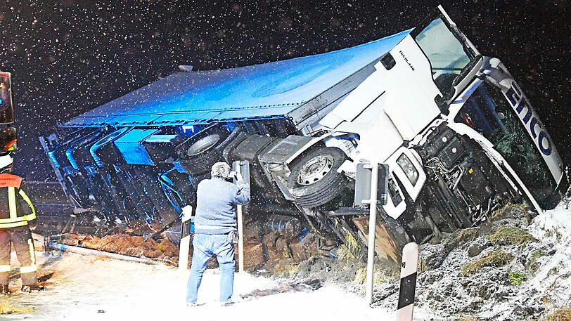 Der Lkw war im Schneetreiben in einen Schutzwall gefahren und kippte um. Die Ausfahrt Hofolding war lange gesperrt.