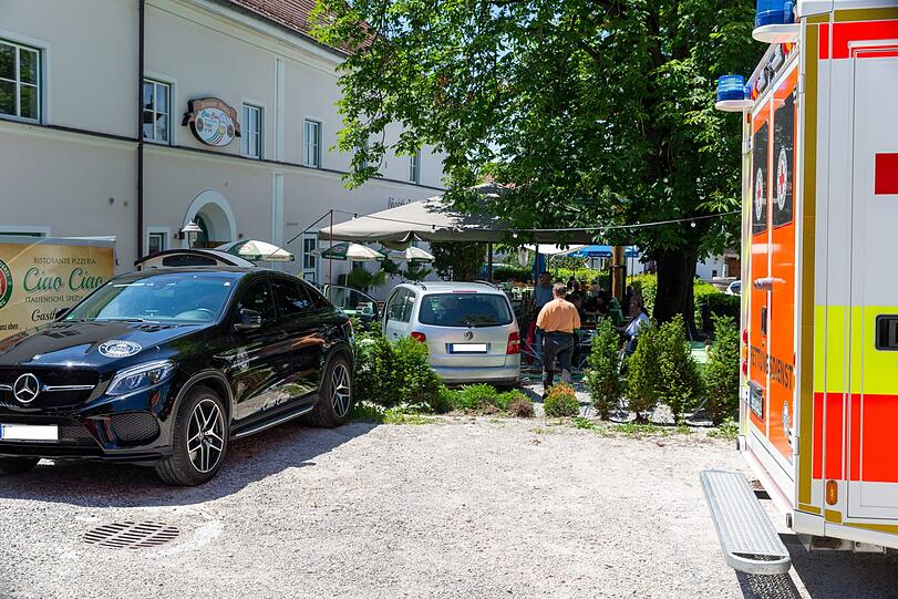 Die Fahrerin des VW Touran erlitt einen Schock und wurde vom Bayerischen Roten Kreuz behandelt. Auch Einsatzkräfte der Feuerwehr Truchtlaching waren vor Ort.