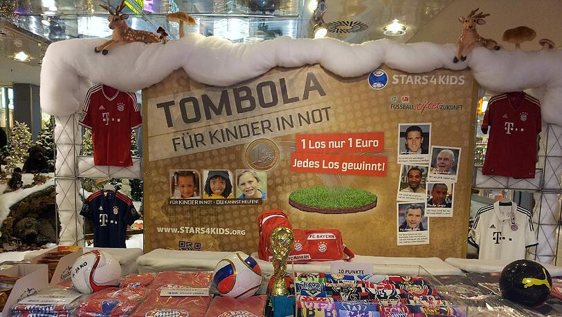 Für die "Stars 4 Kids"-Weihnachtstombola hat der FC-Bayern Preise gespendet. Für die "Stars 4 Kids"-Weihnachtstombola hat der FC-Bayern Preise gespendet.