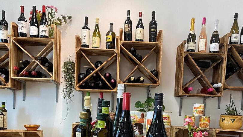 Im Weinregal stehen natürlich viele spanische und italienische Rot- und Weißweine zum Verkauf. Im Weinregal stehen natürlich viele spanische und italienische Rot- und Weißweine zum Verkauf.
