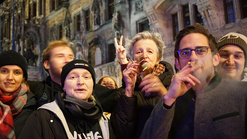 Phil Marier (zweiter v. r.) und seine Freunde feiern das Ende der Kriminalisierung. Phil Marier (zweiter v. r.) und seine Freunde feiern das Ende der Kriminalisierung.