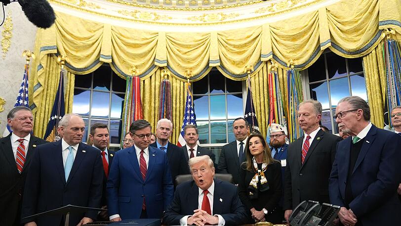 US-Präsident hat hochrangige Politiker seiner republikanischen Partei zur Unterzeichnung des Gesetzespakets zum Ende des Shutdowns ins Weiße Haus gebeten.