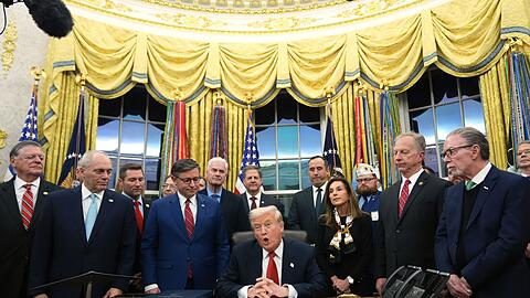 US-Pr&auml;sident hat hochrangige Politiker seiner republikanischen Partei zur Unterzeichnung des Gesetzespakets zum Ende des Shutdowns ins Wei&szlig;e Haus gebeten.