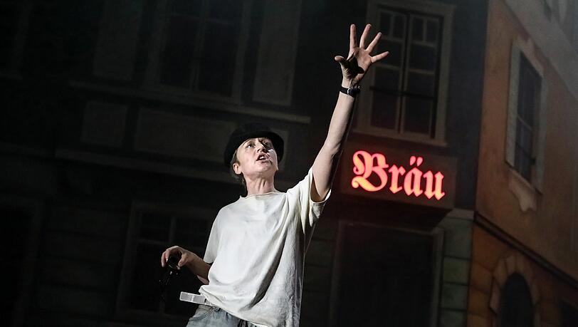 -Ab-22-Uhr-wie-eine-Zombiestadt-Ersan-Mondtag-inszeniert-am-Residenztheater-eine-Groteske-ber-M-nchen