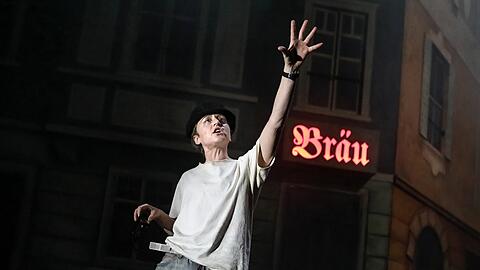 Brigitte Hobmeier spielt den 2022 gestorbenen Regisseur Klaus Lemke.