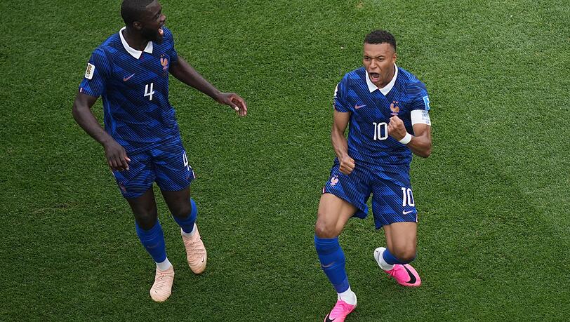 Im 100. Länderspiel: Kylian Mbappé feiert sein Führungstor mit Bayern-Profi Dayot Upamecano. Im 100. Länderspiel: Kylian Mbappé feiert sein Führungstor mit Bayern-Profi Dayot Upamecano.