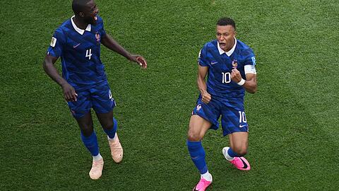 Im 100. L&auml;nderspiel: Kylian Mbapp&eacute; feiert sein F&uuml;hrungstor mit Bayern-Profi Dayot Upamecano.