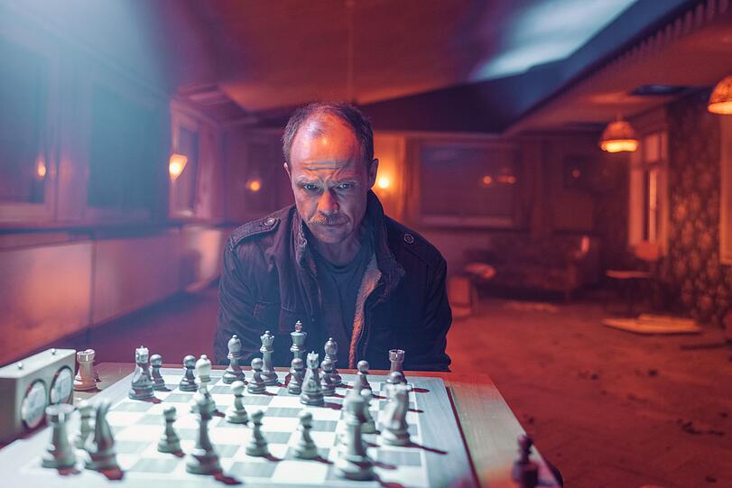 Schach spielt in "Die Toten vom Bodensee - Im Schattenreich" eine wichtige Rolle. Privat beherrscht Matthias Koeberlin das Spiel nicht, wie er im Interview verrät: "Das war auch in meiner Familie nie das präferierte Spiel. In meiner Familie gab es immer nur Kartenspieler." Schach spielt in "Die Toten vom Bodensee - Im Schattenreich" eine wichtige Rolle. Privat beherrscht Matthias Koeberlin das Spiel nicht, wie er im Interview verrät: "Das war auch in meiner Familie nie das präferierte Spiel. In meiner Familie gab es immer nur Kartenspieler."