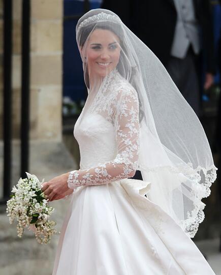 Das ist Englands zukünftige Braut: Kate Middleton kommt im weißen Brautkleid an der Abbey an.