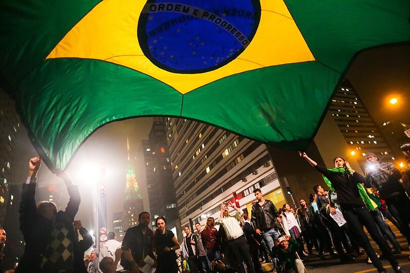 Knapp ein Jahr vor der Fußball-WM in Brasilien erlebt das Land einen ungeahnten Sturm des Protestes.