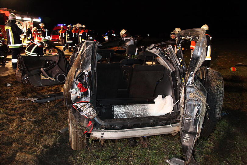 Schwerer Unfall auf der Staatsstraße 2550 bei Altötting. Der Fahrer des Wagens starb noch am Unfallort.
