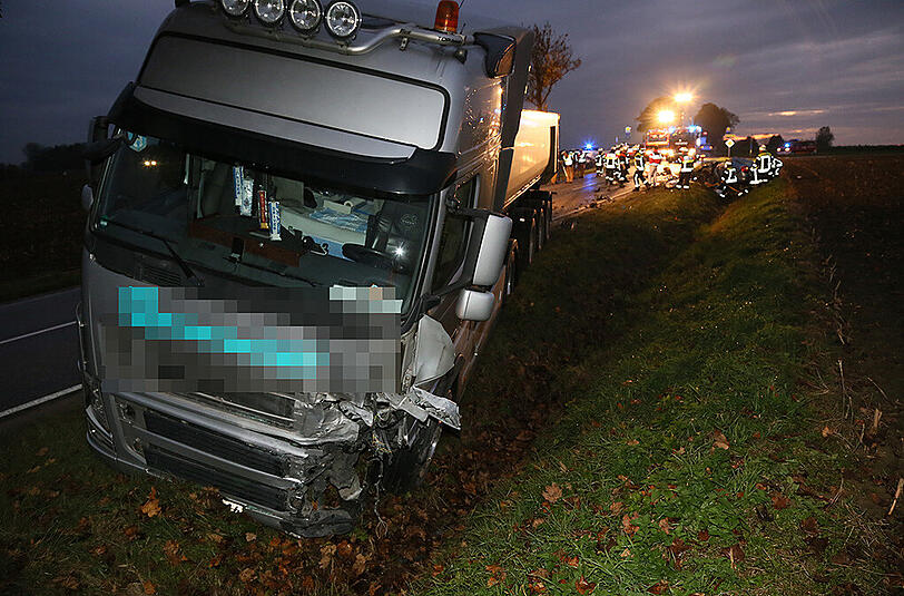 Schrecklicher Verkehrsunfall auf der Staatsstraße 2084 bei Erding. Ein Autofahrer ist nach einem Lkw-Zusammenstoß ums Leben gekommen. Die Bilder von der Unfallstelle.