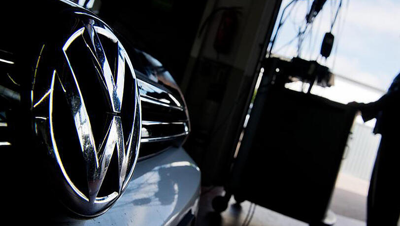 Ein Kfz-Meister lädt im Rahmen der Rückrufaktion zum Abgasskandal ein Software-Update auf einen Volkswagen Golf mit einem 2,0-Liter-Dieselmotor. Ein Kfz-Meister lädt im Rahmen der Rückrufaktion zum Abgasskandal ein Software-Update auf einen Volkswagen Golf mit einem 2,0-Liter-Dieselmotor.