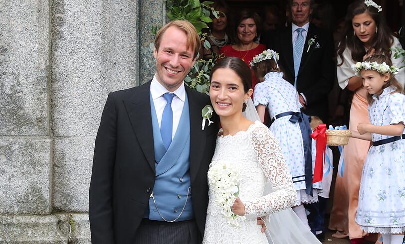 Konstantin von Bayern und seine Frau Deniz kommen nach ihrer Trauung aus der Kirche.