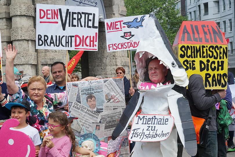 Etwa 70 Menschen der aktionsgruppe Untergiesing (Bündnis bezahlbares Wohnen und mehrerer Mietergemeinschaften gegen die GBW) demonstrieren vor dem Löwenbräukeller am Stiglmayerplatz und marschieren an der CSU Zentrale vorbei weiter bis zur GBW Zentrale an der Dom Pedro Straße.