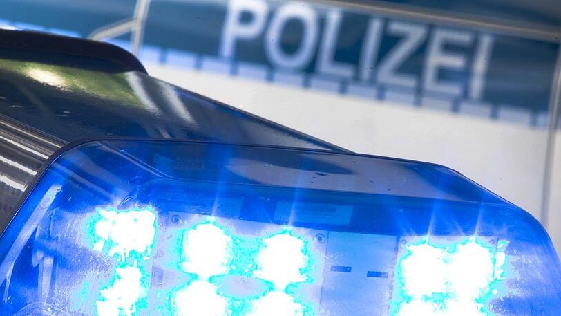Einer der Polizisten ist leicht verletzt.(Symbolbild)