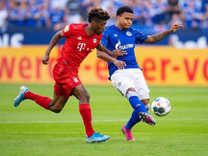 Bayerns Kingsley Coman und Schalkes Weston McKennie (l-r.) im Zweikampf um den Ball. Foto: Guido Kirchner