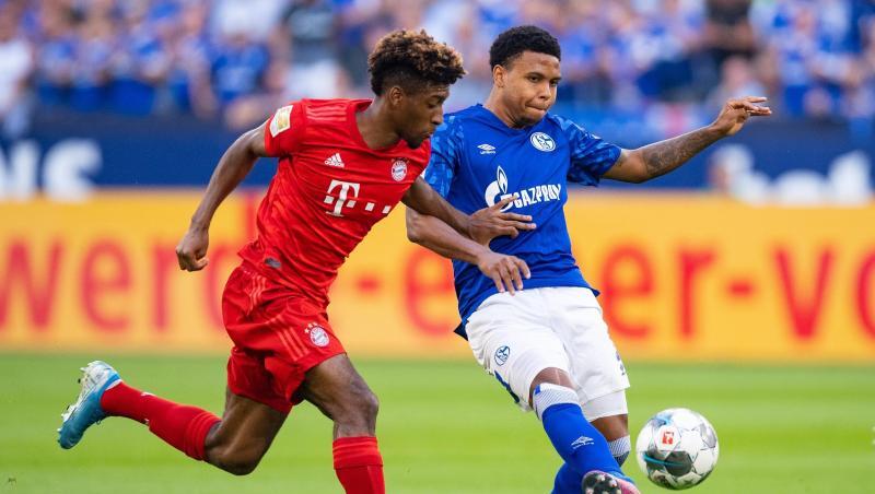 Bayerns Kingsley Coman und Schalkes Weston McKennie (l-r.) im Zweikampf um den Ball. Foto: Guido Kirchner Bayerns Kingsley Coman und Schalkes Weston McKennie (l-r.) im Zweikampf um den Ball. Foto: Guido Kirchner