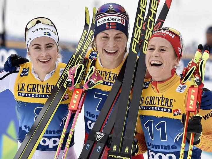 Skilangläuferin Katharina Hennig (r) freut sich über ihren dritten Platz in Val di Fiemme.